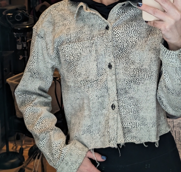 GRLFRND Christy Snow Leopard Stretch Crop Raw Hem Denim Jacket size M - Picture 2 of 11